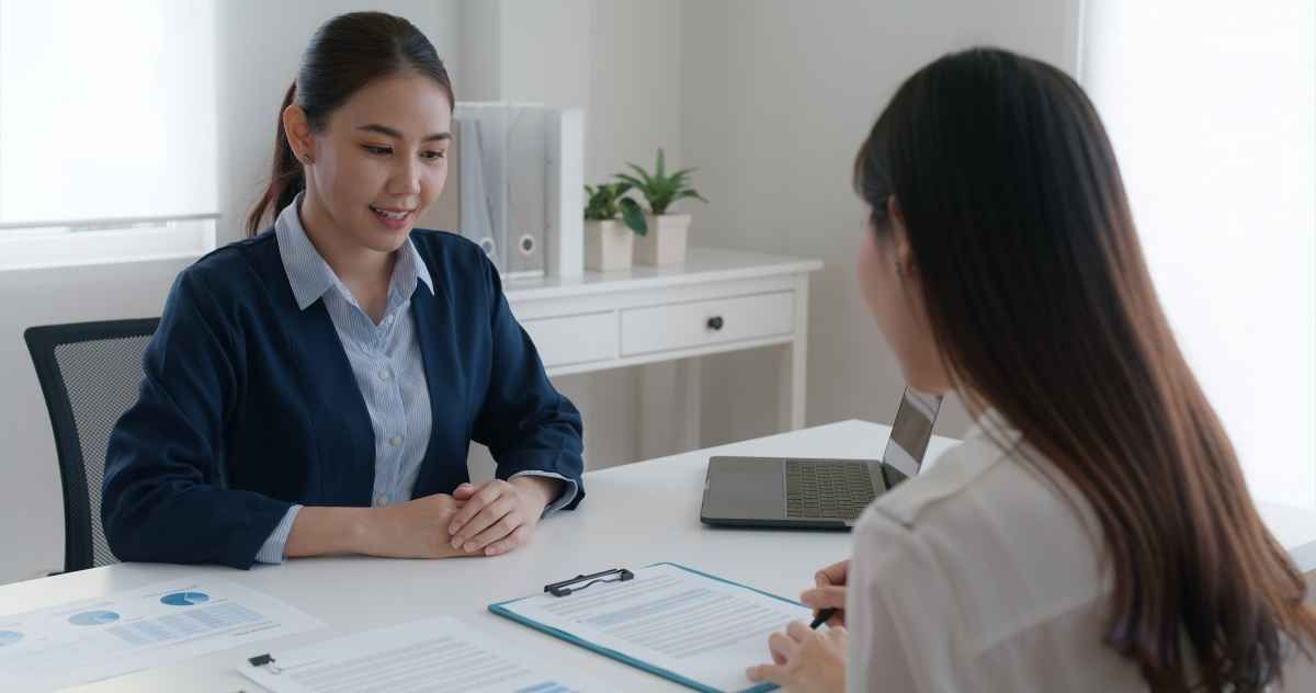 Ilustrasi suasana interview frontliner bank. (Sumber: Envato)