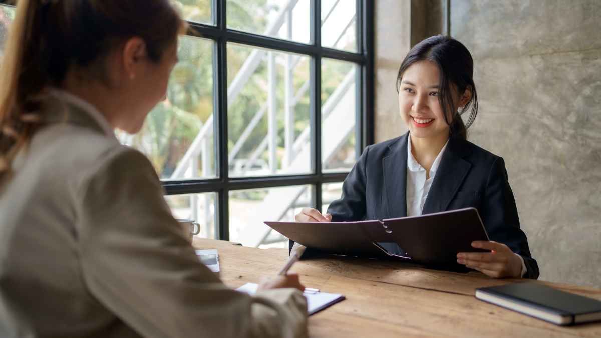 Ilustrasi seorang fresh graduates sedang menjawab pertanyaan interview personal assistant di depan HRD. (Sumber: Envato)