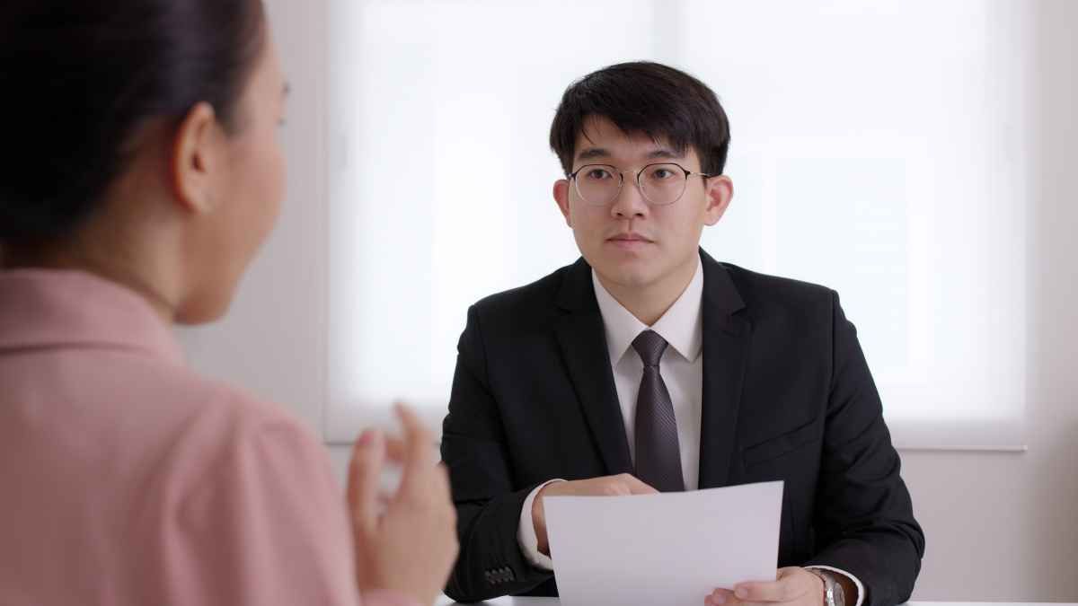 Ilustrasi seorang fresh graduates mengambil keputusan mengundurkan diri saat interview kerja. (Sumber: Envato)