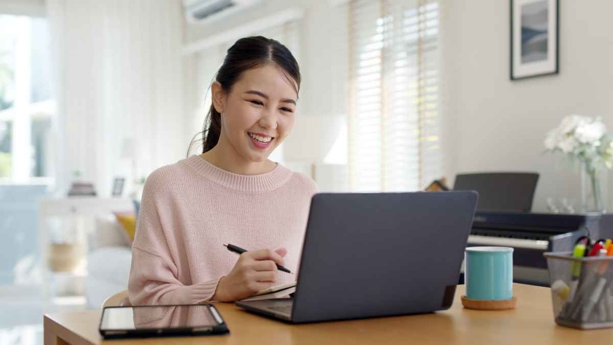 Ilustrasi seorang fresh graduate tampak bersemangat saat mengerjakan tes kepribadian online. (Sumber: Envato)