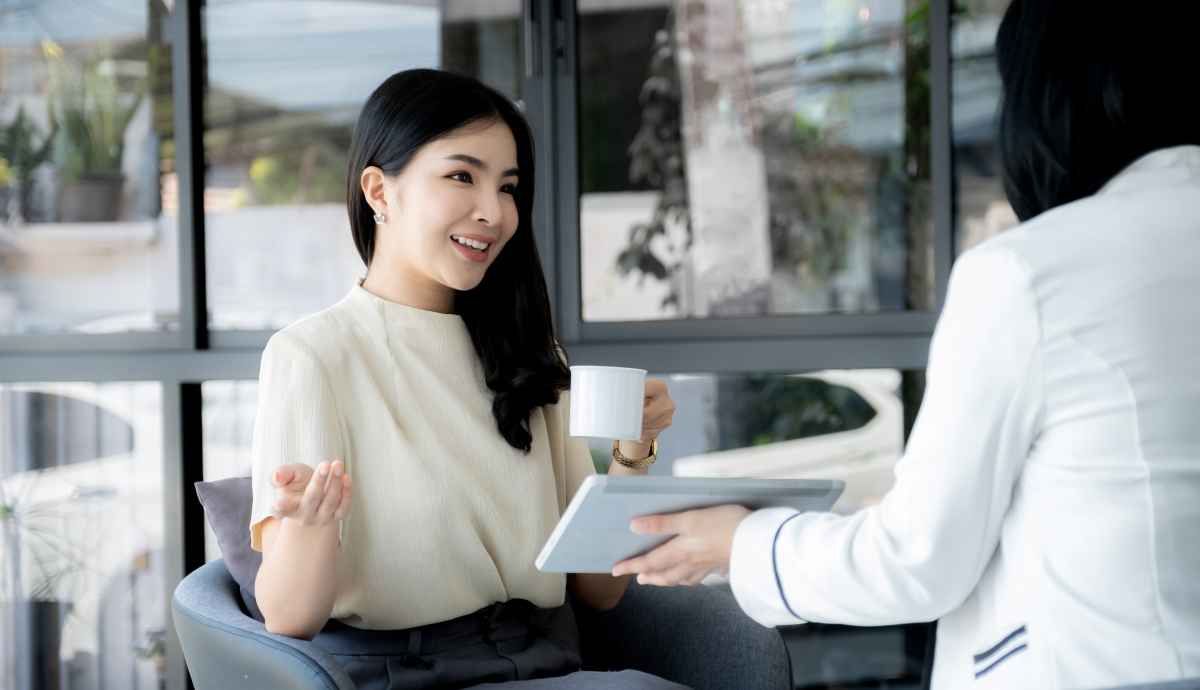 Ilustrasi seorang wanita sedang menghadapi interview kerja di swalayan. (Sumber: Envato)