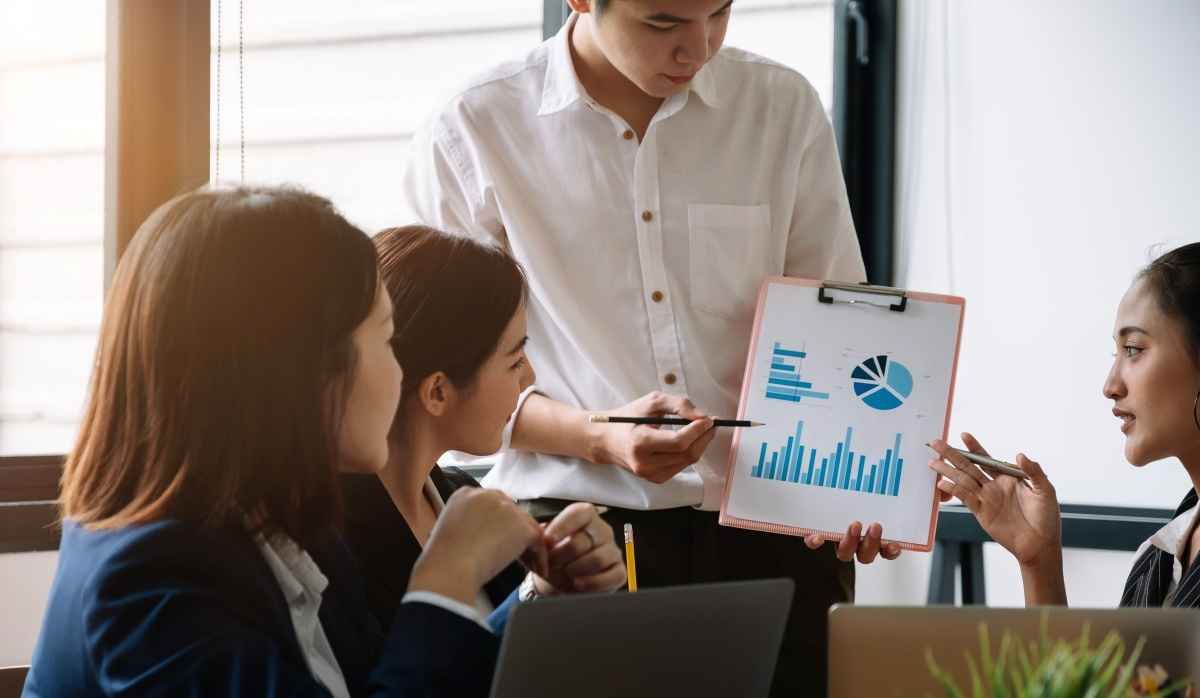 Ilustrasi suasana diskusi tim business intelligence perusahaan swasta. (Sumber: Envato)