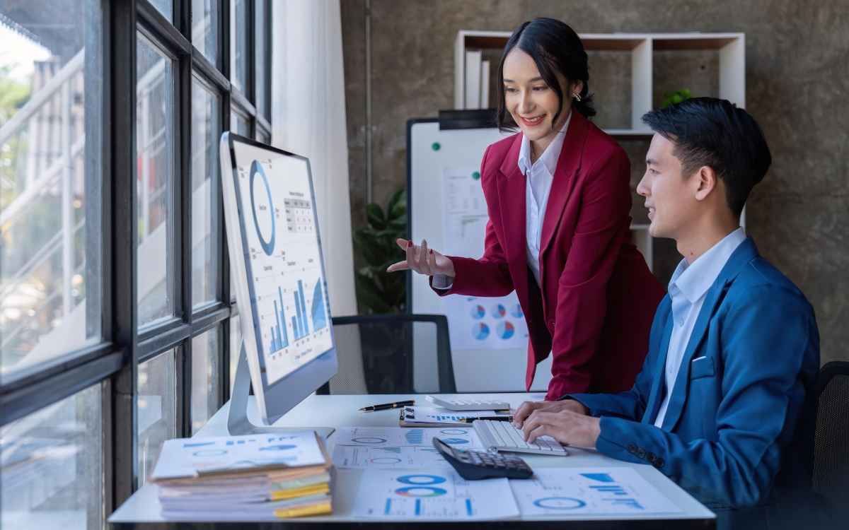 Ilustrasi dua karyawan perusahaan swasta yang menjabat sebagai business intelligence. (Sumber: Envato)