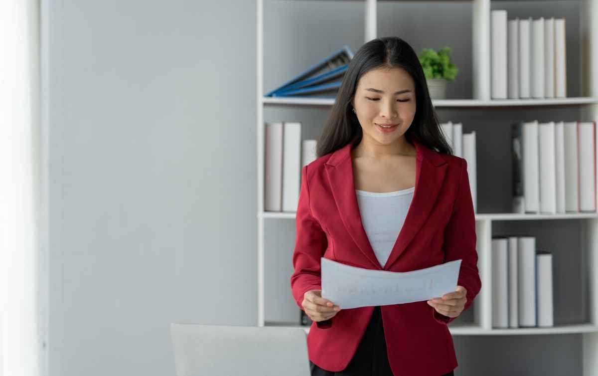 Ilustrasi seorang fresh graduates membaca surat tanda diterima kerja dari perusahaan. (Sumber: Envato)