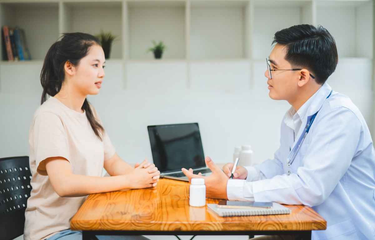 Ilustrasi seorang fresh graduate tampak percaya diri di depan HRD setelah mengetahui cara mengatasi kegugupan saat interview kerja. (Sumber: Envato)