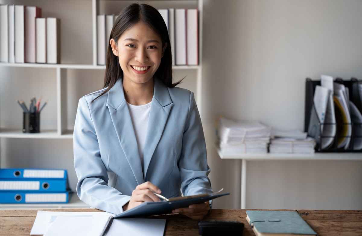 Ilustrasi seorang fresh graduates sedang membuat CV Sarjana Ekonomi. (Sumber: Envato)