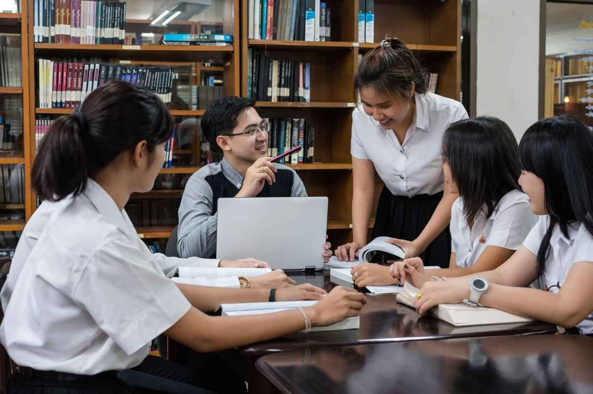 Ilustrasi lima orang fresh graduates sedang berdiskusi soal prospek karier Ilmu Politik. (Sumber: Envato)