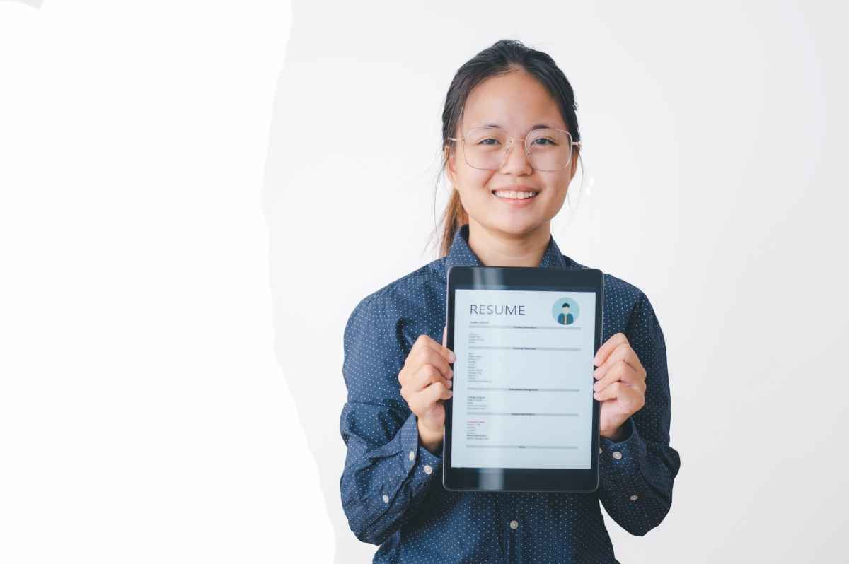 Ilustrasi seorang fresh graduates tampak bahagia setelah berhasil menulis career break di CV dengan cara profesional. (Sumber: Envato)