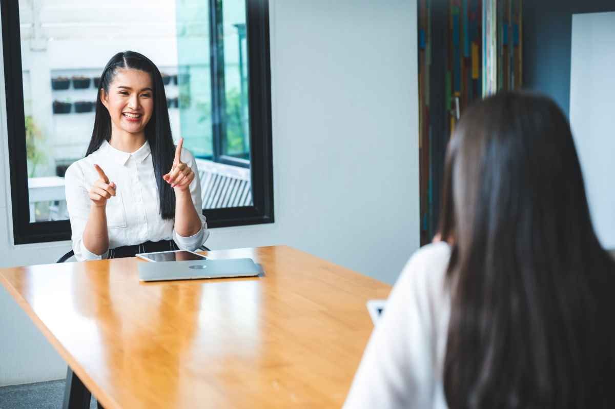 Ilustrasi seorang fresh graduate sedang menjawab pertanyaan interview SEM. (Sumber: Envato)
