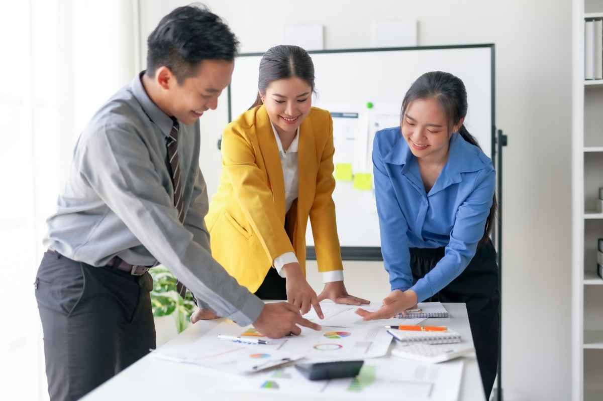 Ilustrasi perbedaan product manager dan project manager. (Sumber: Envato)