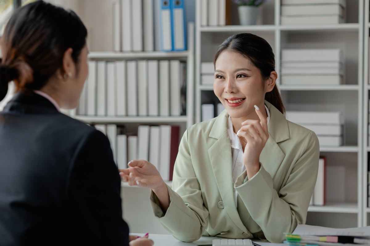 Ilustrasi gestur tubuh saat interview kerja yang positif. (Sumber: Envato)