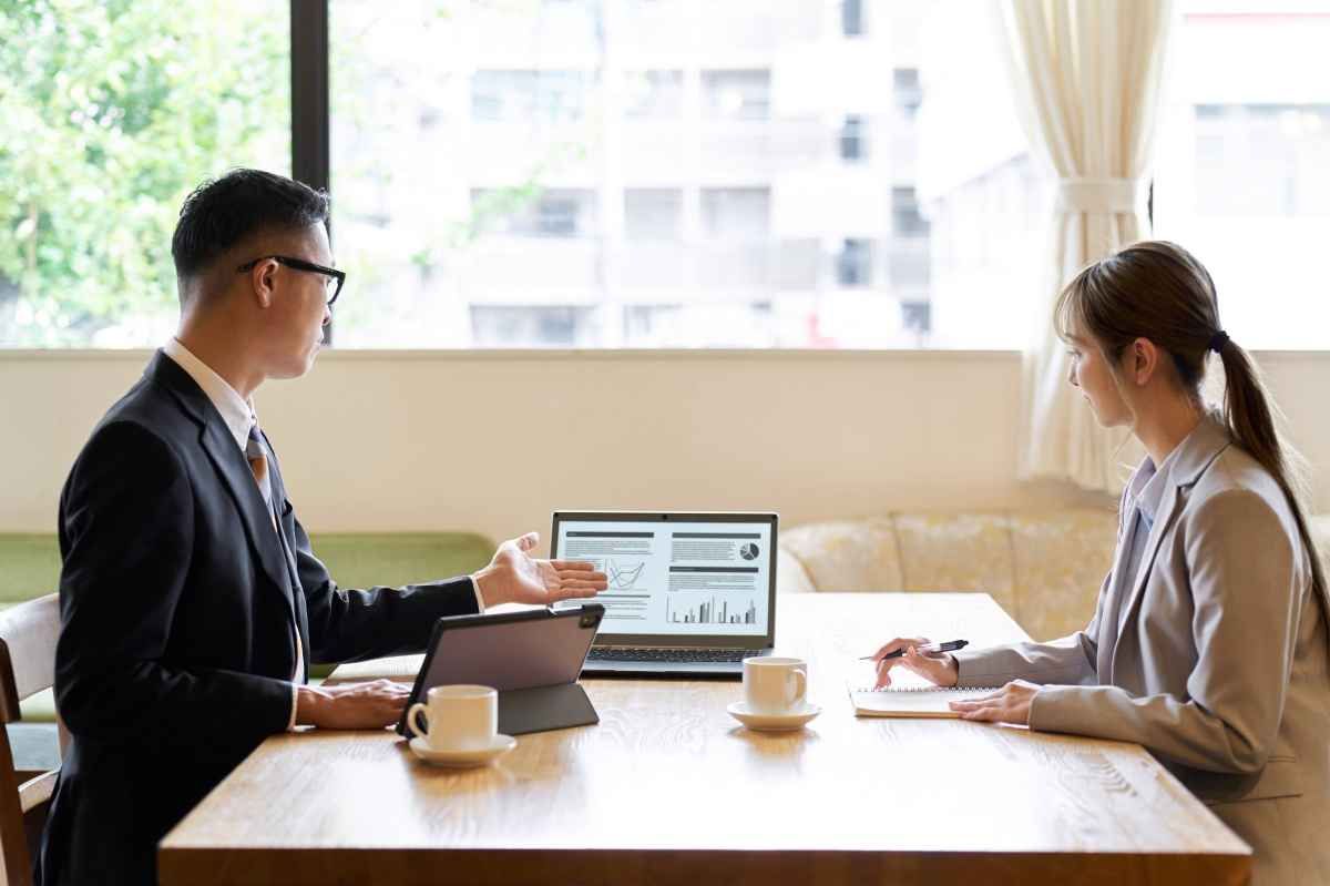 Ilustrasi seorang fresh graduate tampak serius saat menjawab pertanyaan interview SEO specialist di depan user. (Sumber: Envato)