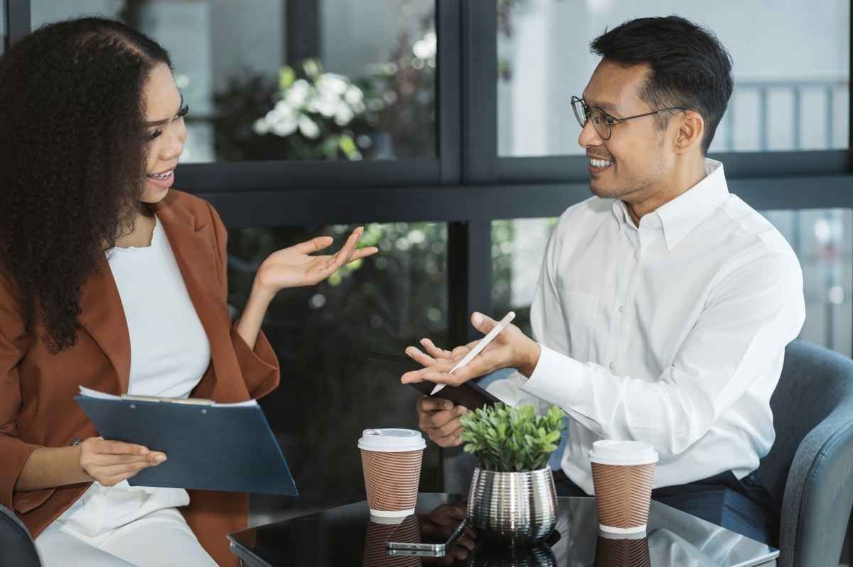 Ilustrasi dua orang pelamar kerja tampak senang setelah menyelesaikan interview SEO dengan baik. (Sumber: Envato)