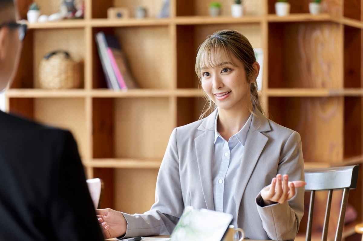 Ilustrasi seorang fresh graduate sedang menghadapi interview pramugari. (Sumber: Envato)