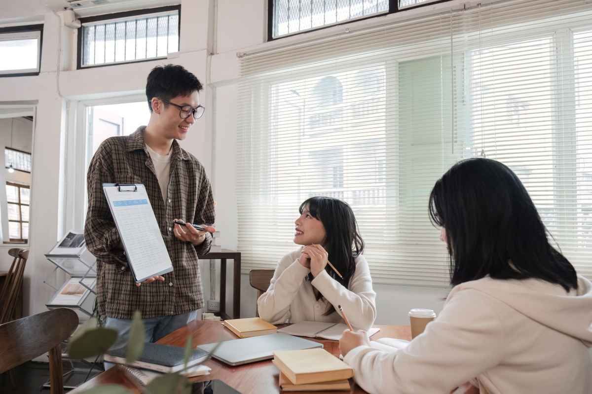 Ilustrasi tiga orang fresh graduate sedang mempelajari materi sertifikasi linguistik untuk kebutuhan kerja. (Sumber: Envato)
