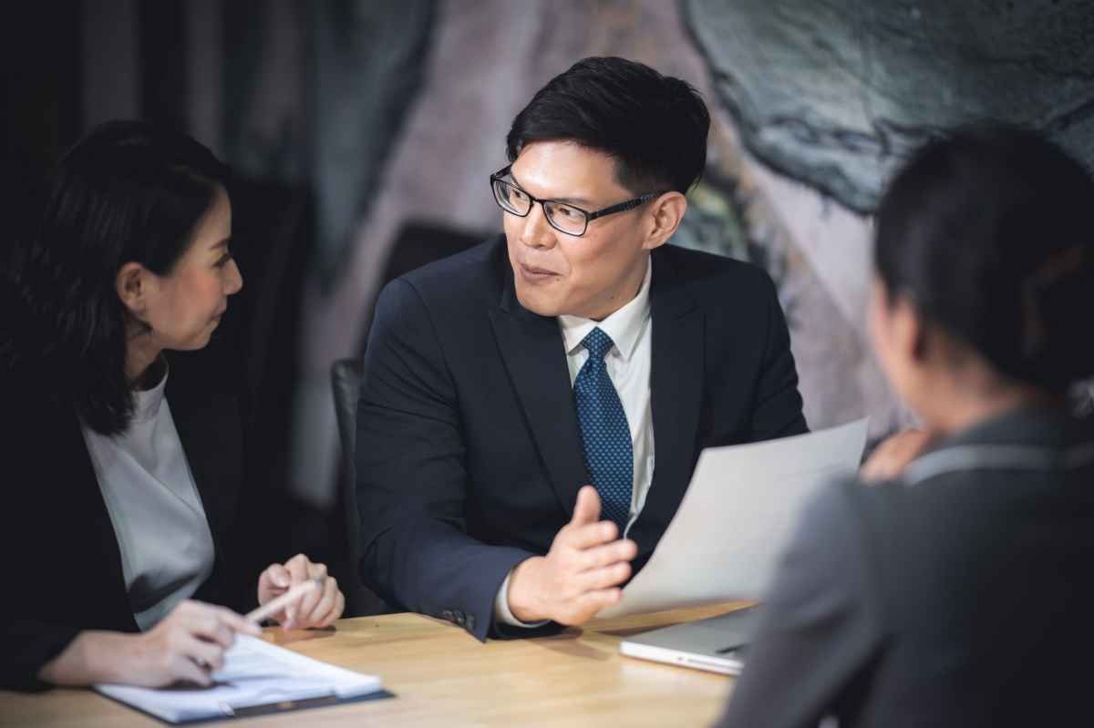 Ilustrasi dua orang user perusahaan swasta sedang berdiskusi merumuskan pertanyaan interview data analyst. (Sumber: Envato)