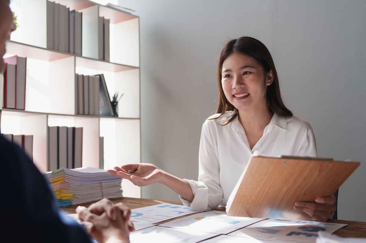 Ilustrasi seorang fresh graduates SMA sedang mempersiapkan diri untuk menghadapi interview pramuniaga. (Sumber: Envato)