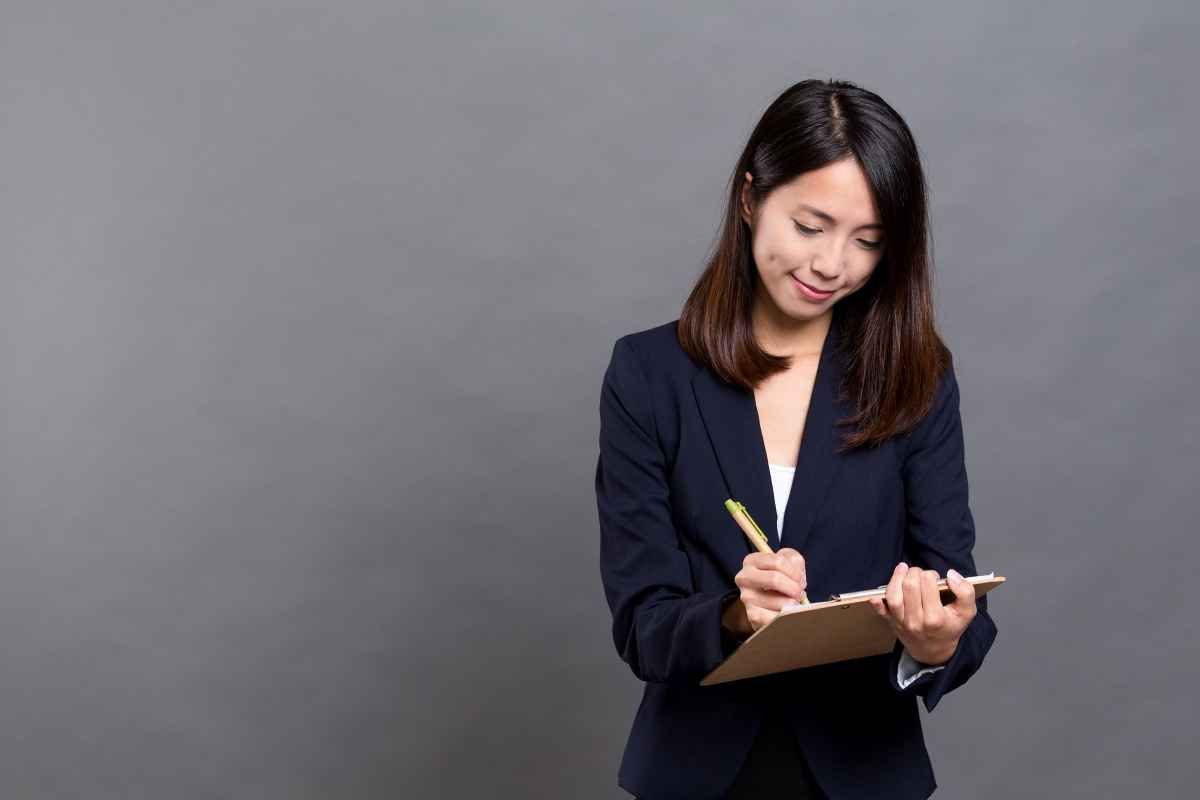 Ilustrasi karyawan swasta sedang menulis career break di CV. (Sumber: Envato)