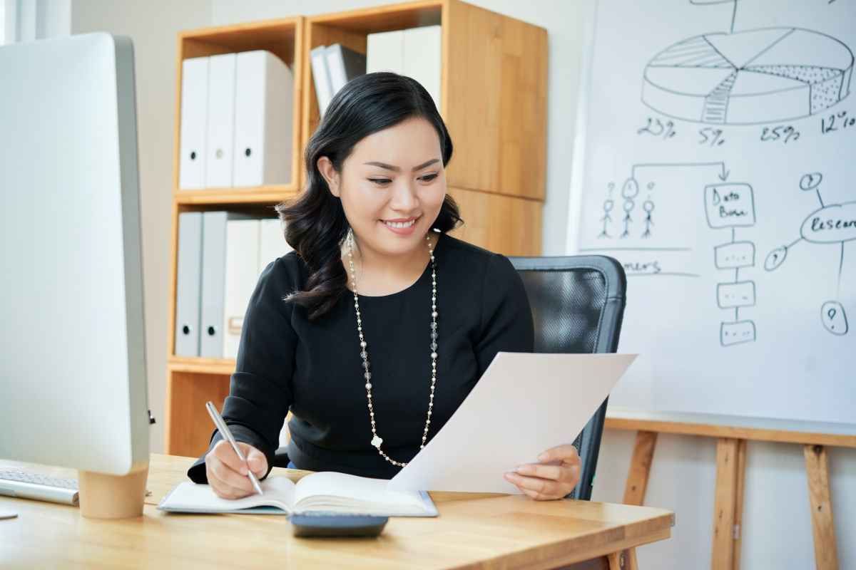 Ilustrasi seorang HRD sedang membaca CV pelamar kerja yang pernah mengambil career break atau jeda karier. (Sumber: Envato)