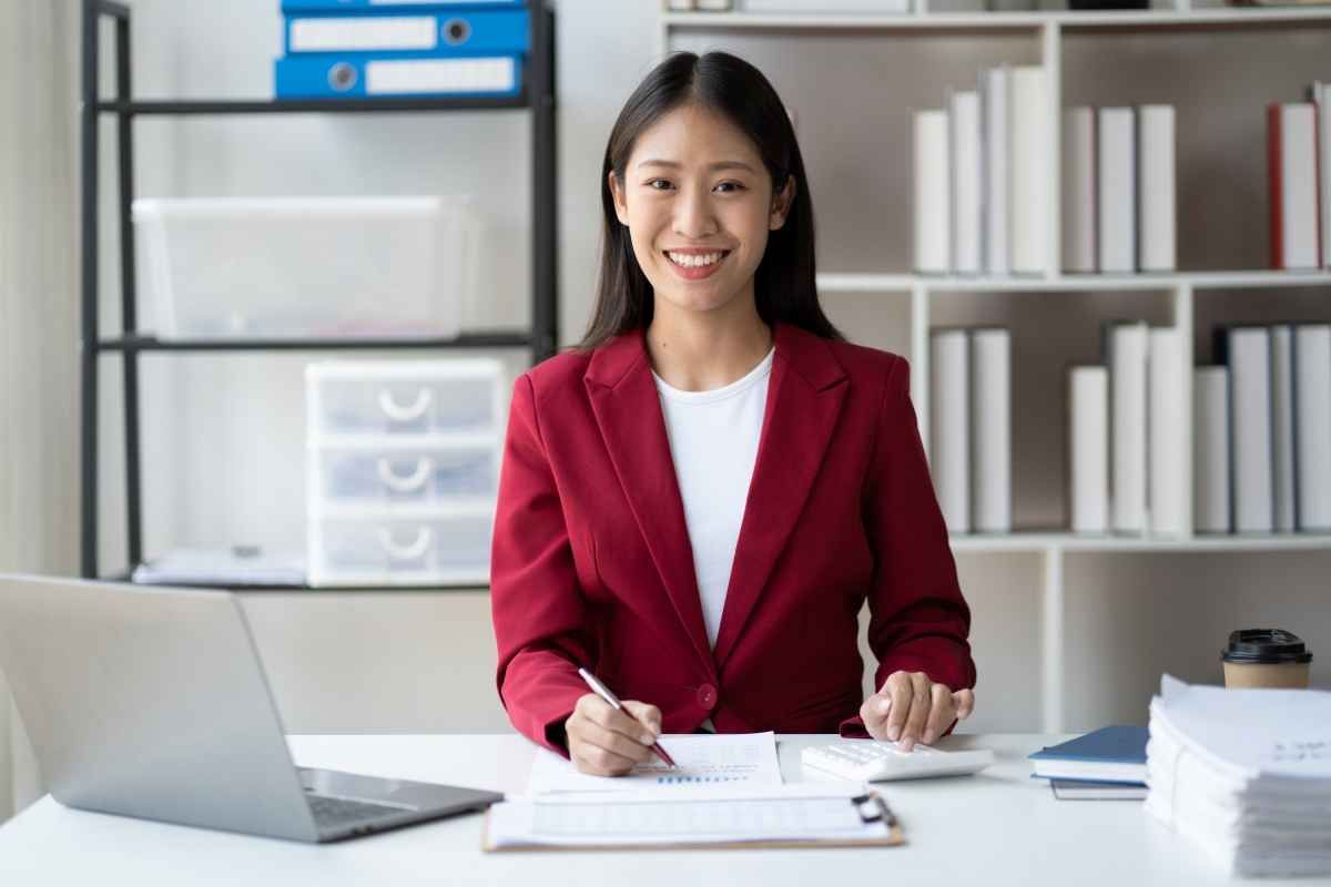 Ilustrasi seorang karyawan swasta tampak bahagia setelah selesai menulis career break di Profil Jobstreet. (Sumber: Envato)