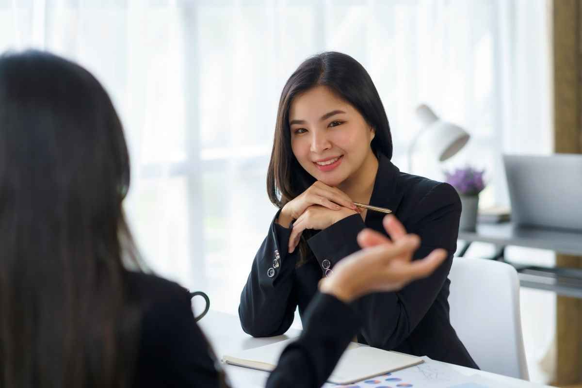 Ilustrasi seorang kandidat sedang menjawab pertanyaan interview copywriter dari HRD. (Sumber: Envato)