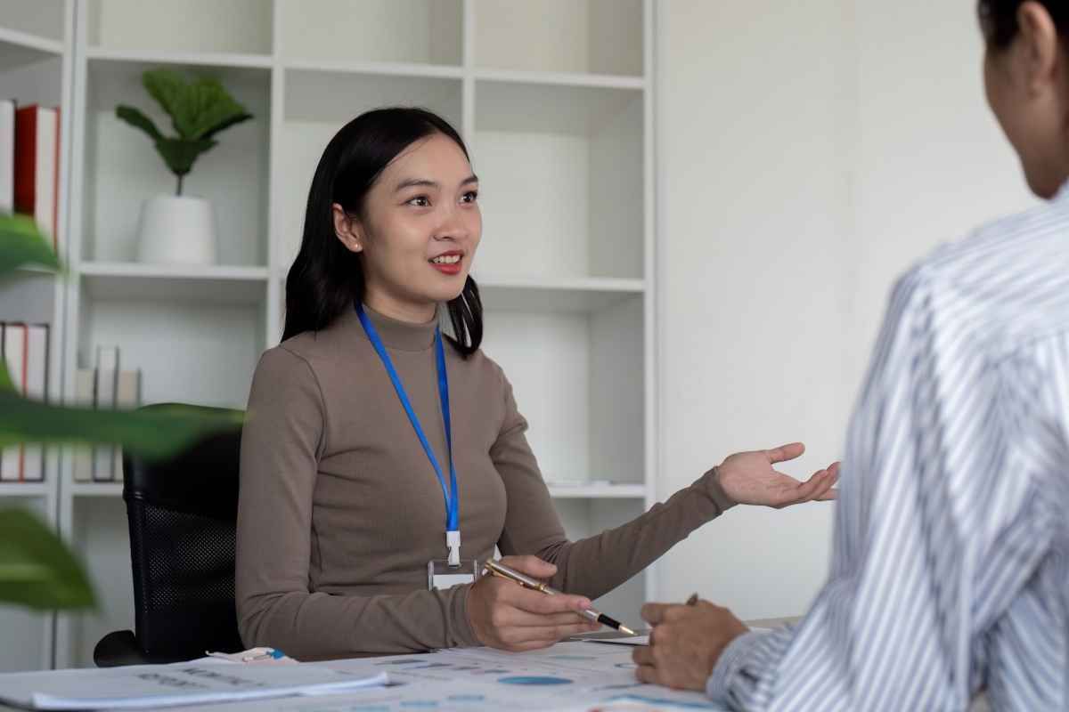 Ilustrasi seorang frash graduates sedang menjawab pertanyaan interview telemarketing. (Sumber: Envato)
