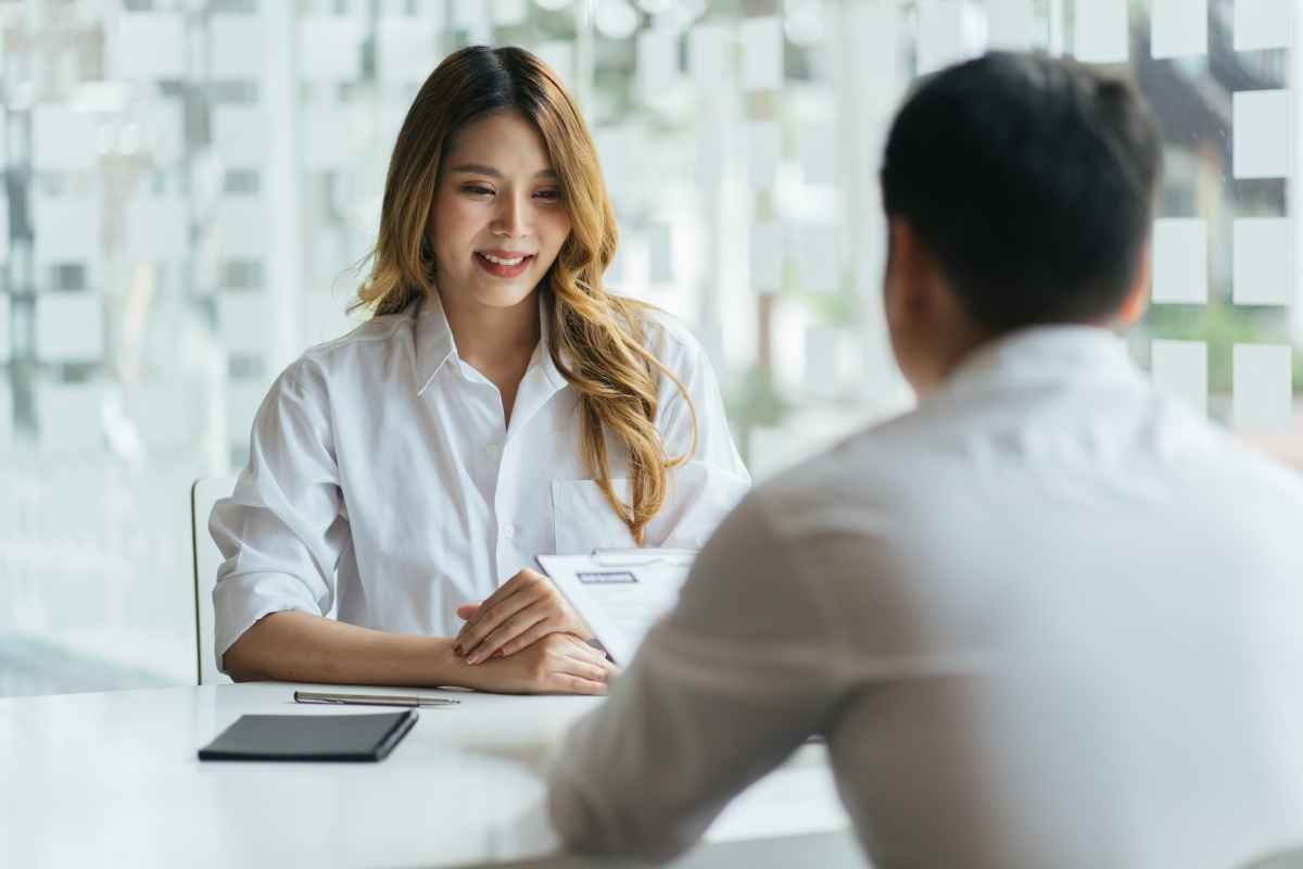 Ilustrasi seorang fresh graduates sedang menjawab pertanyaan interview telemarketer di depan HRD dan user. (Sumber: Envato)
