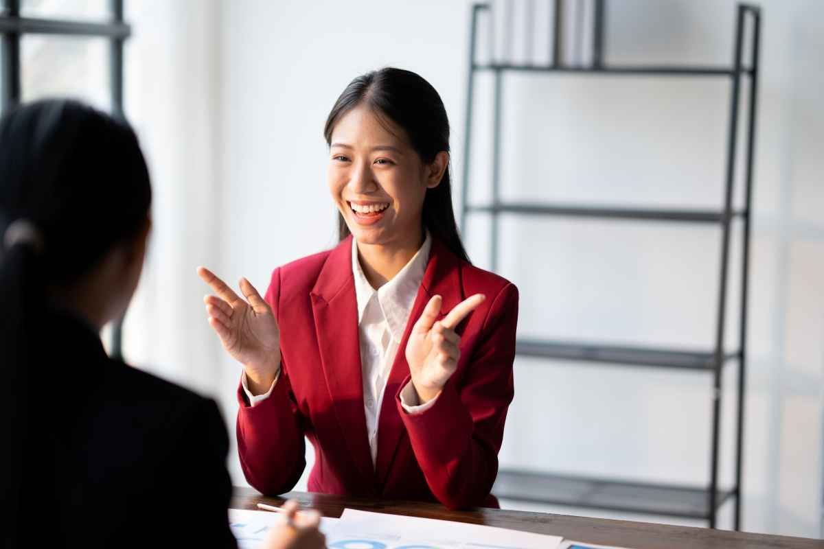 Ilustrasi seorang pelamar kerja sedang menghadapi interview telemarketing. (Sumber: Envato)