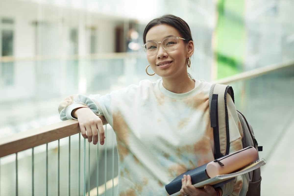 Ilustrasi seorang fresh graduates tampak bahagia setelah menyerahkan CV lulusan Sastra Jerman kepada HRD perusahaan swasta. (Sumber: Envato)