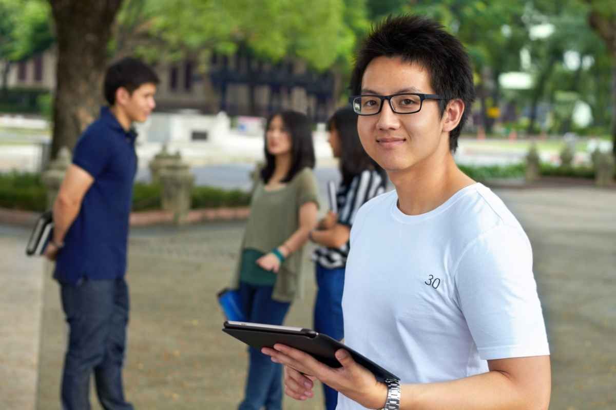 Ilustrasi fresh graduates sedang bersiap membuat CV lulusan Sastra Jerman. (Sumber: Envato)