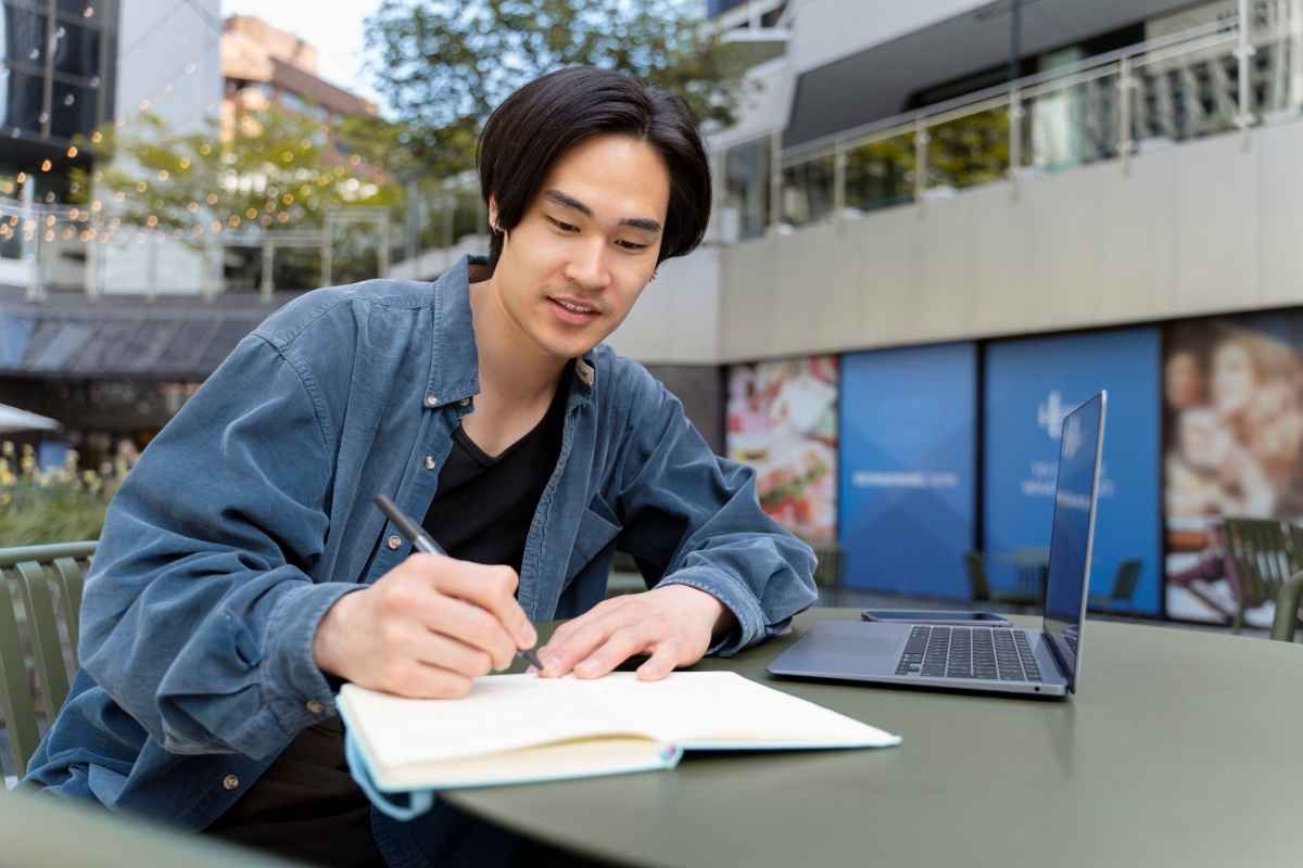 Ilustrasi seorang pelamar kerja sedang menulis keterangan layoff di CV. (Sumber: Envato)