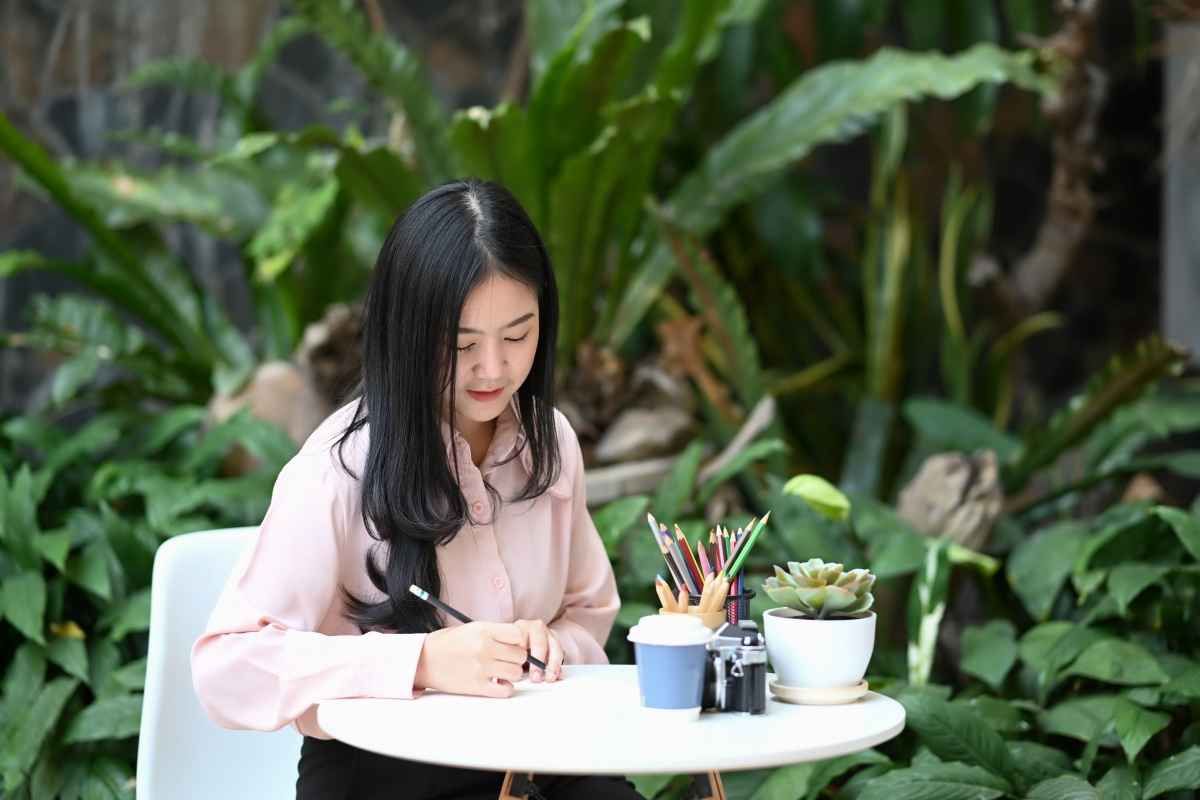 Ilustrasi seorang kandidat pelamar kerja sedang menulis keterangan layoff di CV. (Sumber: Envato)