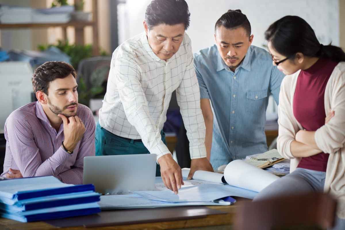 Ilustrasi seorang product manager sedang menjelaskan rencana proyek kepada anggota kerjanya. (Sumber: Envato)
