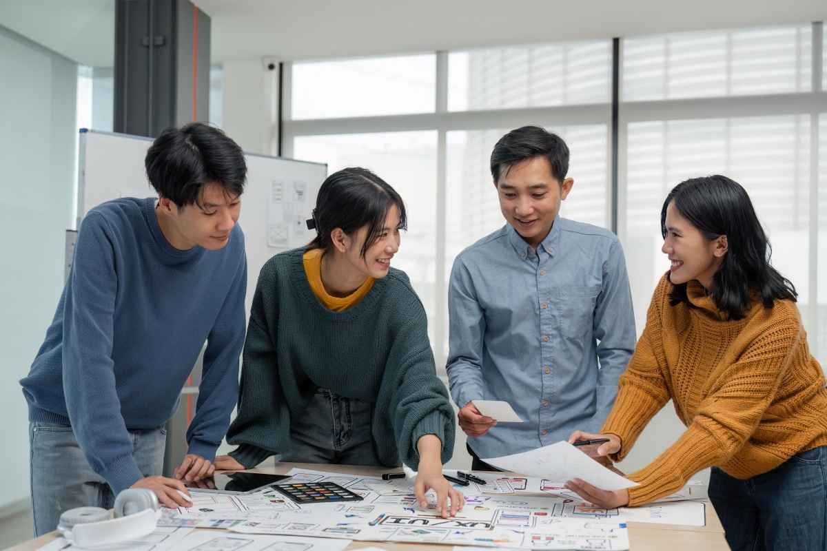 Ilustrasi seorang project manager sedang memimpim rapat lintas divisi. (Sumber: Envato)