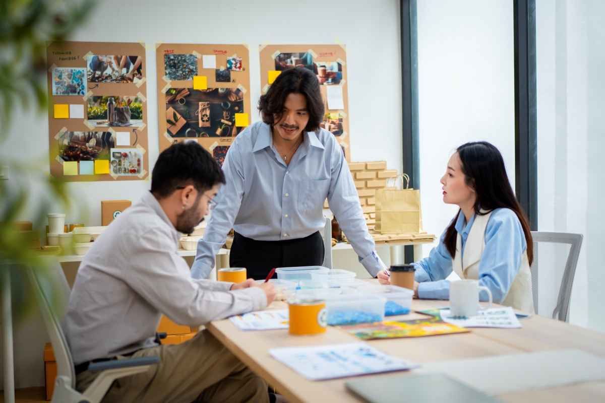 Ilustrasi perbedaan product manager vs project manager. (Sumber: Envato)