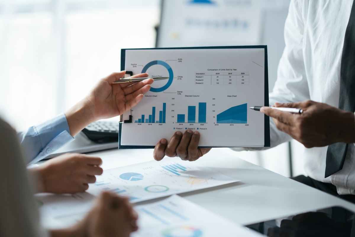 Ilustrasi seorang pimpinan divisi perusahaan sedang menjelaskan perbedaan KPI dan OKR saat rapat kerja. (Sumber: Envato)