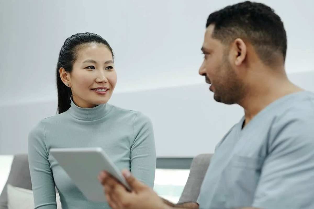 Ilustrasi dua orang perawat sedang bersiap menghadapi interview di rumah sakit. (Sumber: Pexels)