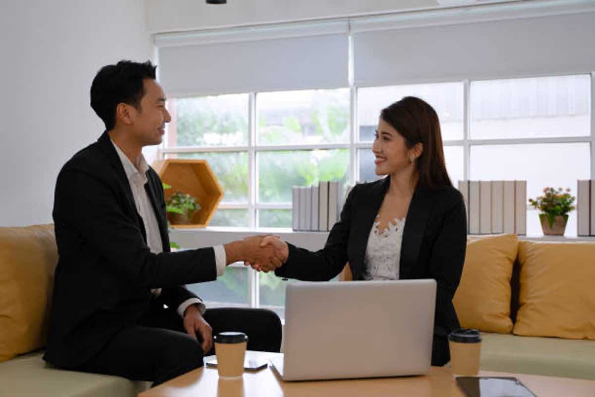 Ilustrasi seorang fresh graduates tampak bahagia setelah menyelesaikan tahap interview business development. (Sumber: Pexels)