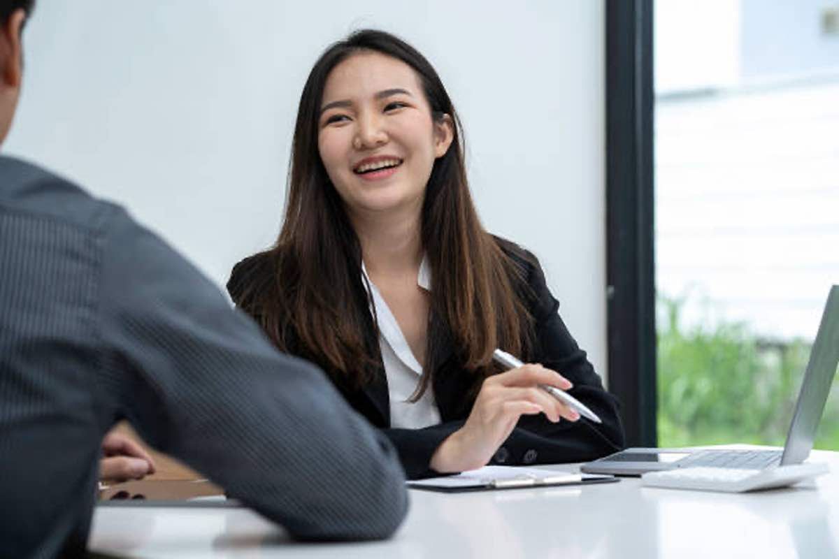 Ilustrasi seorang lulusan SMK sedang menjawab pertanyaan interview magang di hotel. (Sumber: Pexels)