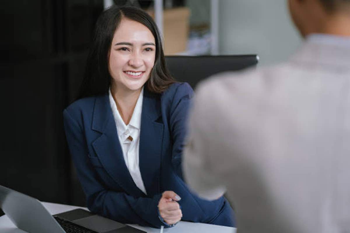 Ilustrasi seorang lulusan SMK sedang menjawab pertanyaan interview magang di hotel dengan percaya diri. (Sumber: Pexels)