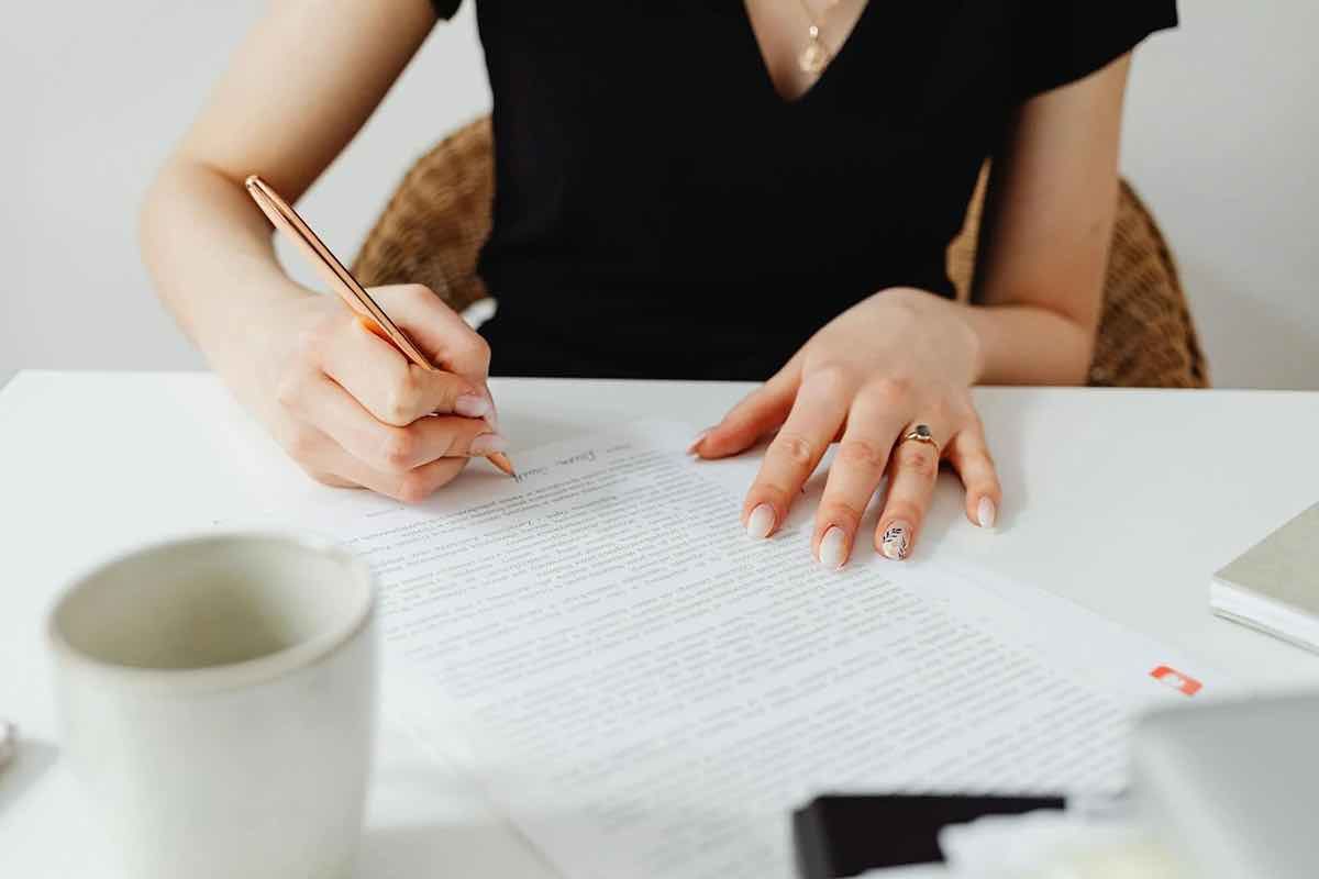Ilustrasi profesi content writer perusahaan swasta. (Sumber: Pexels)