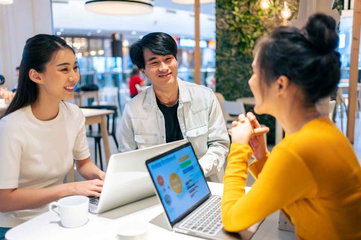 Ilustrasi suasana kerja divisi digital marketing perusahaan swasta. (Sumber: Envato)