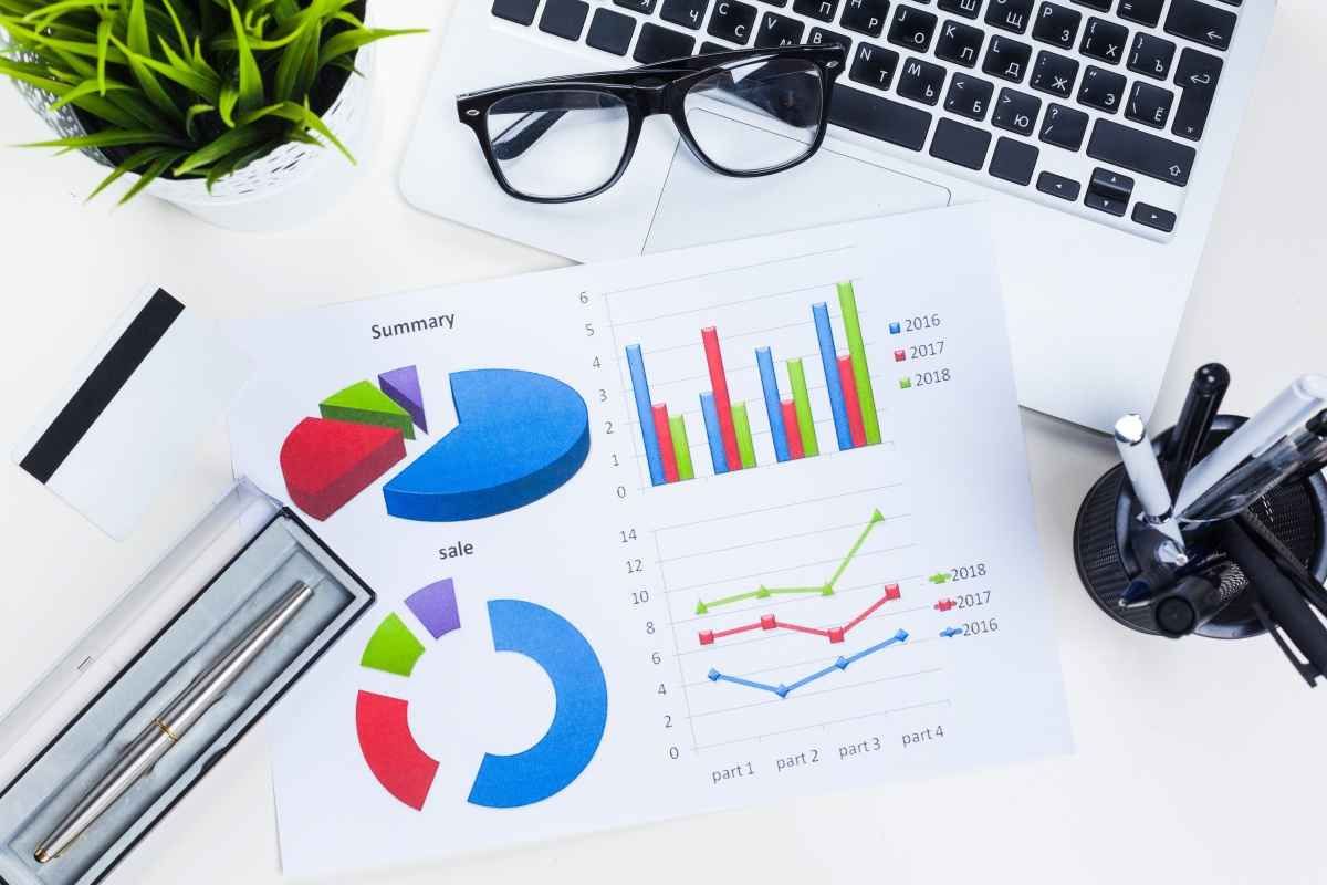 Perbedaan KPI vs OKR. (Sumber: Envato)