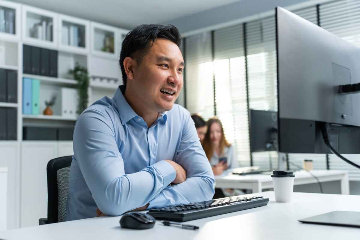 Ilustrasi seorang dengan kepribadian introvert tampak antusias saat mengikuti virtual meeting. (Sumber: Envato)