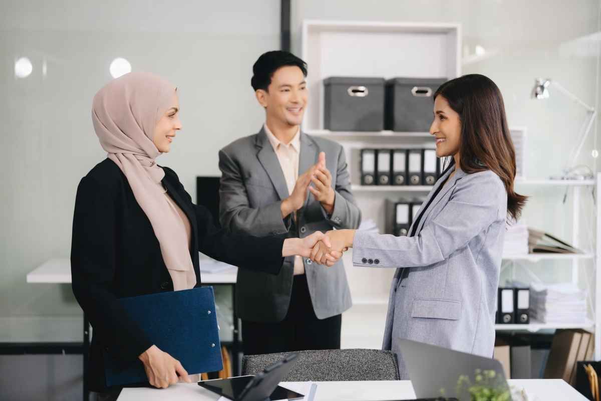 Ilustrasi tiga orang karyawan sedang berdiskusi soal counter offer gaji di tempat kerja. (Sumber: Envato)