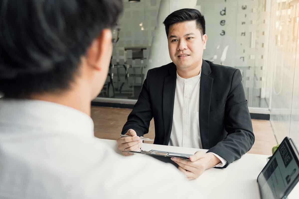 Ilustrasi seorang kandidat pelamar kerja tampak menunjukkan gestur tubuh positif saat interview. (Sumber: Envato)