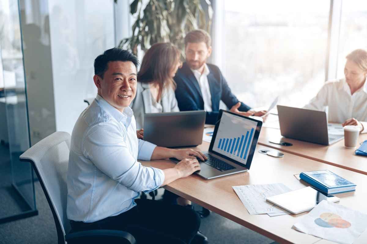 Ilustrasi profesi CRM specialist di perusahaan swasta. (Sumber: Envato)