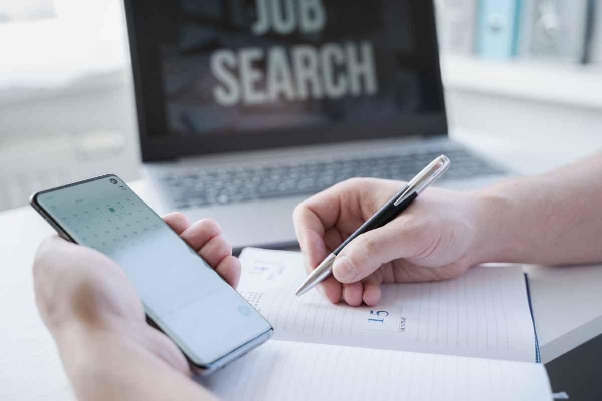Ilustrasi seorang fresh graduates sedang mencari kerja di Malang lewat situs job portal. (Sumber: Envato)