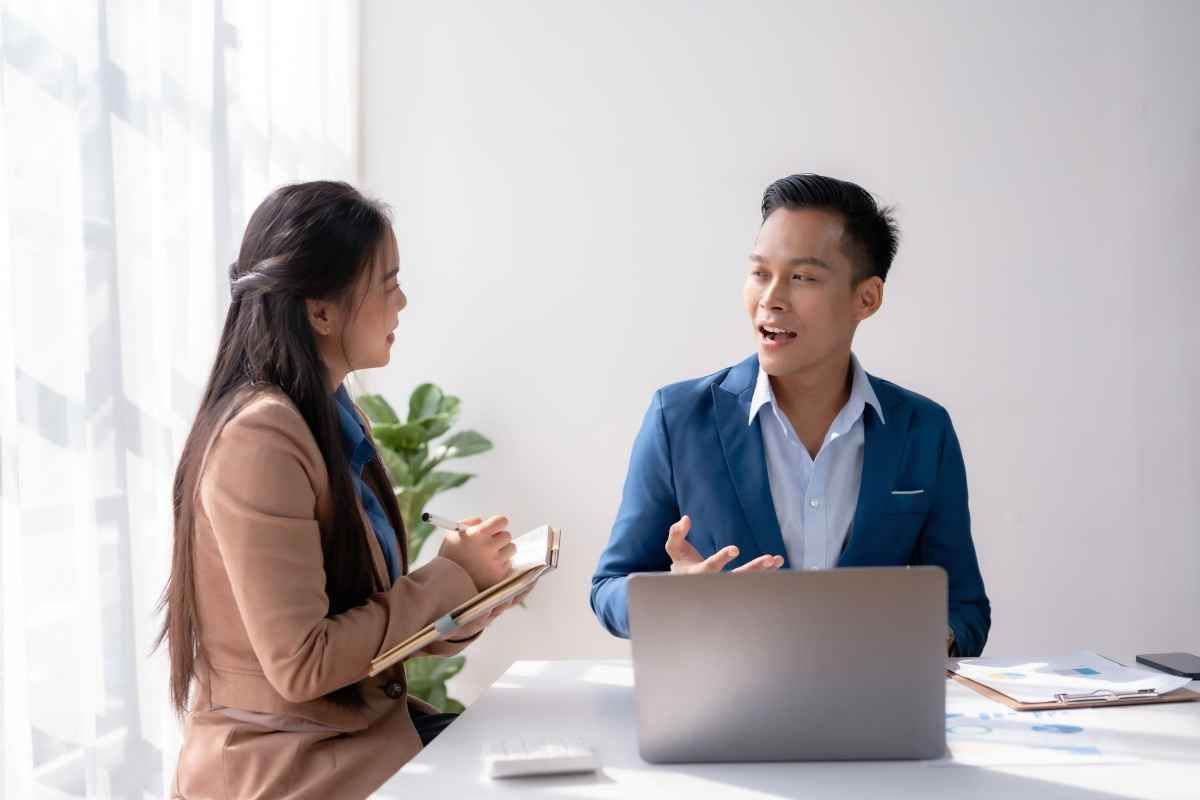 Ilustrasi seorang user perusahaan swasta sedang memberi pertanyaan interview SEO specialist kepada kandidat pelamar kerja. (Sumber: Envato)