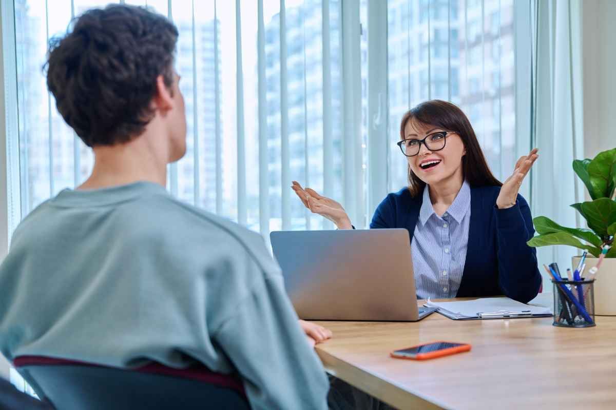 Ilustrasi seorang kepala divisi marketing perusahaan swasta sedang memberi pertanyaan interview SEM specialist kepada kandidat pelamar kerja. (Sumber: Envato)